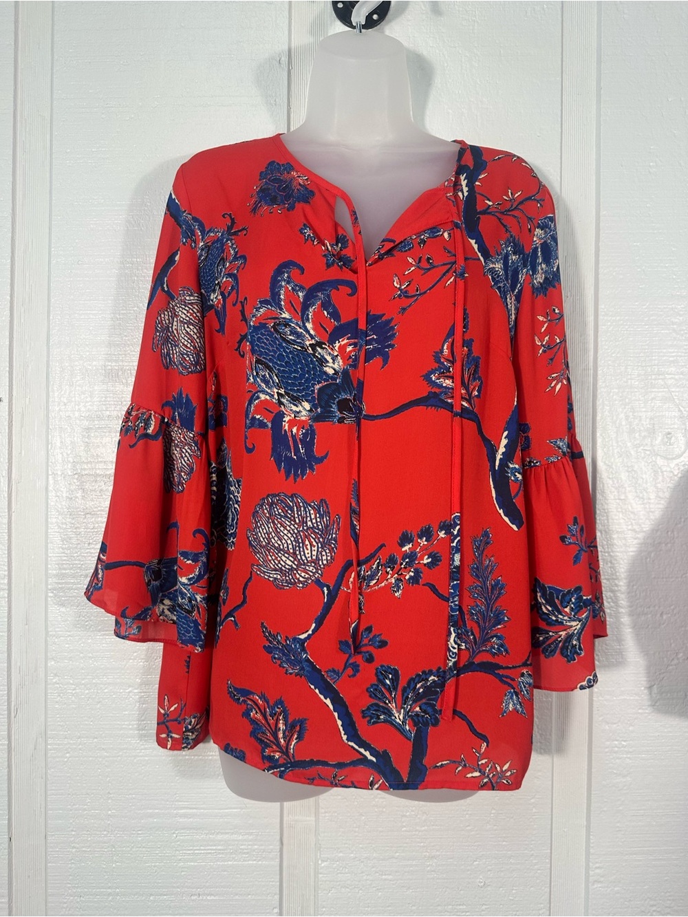 Violet + Claire Red Floral Women’s Top Size Medium EUC